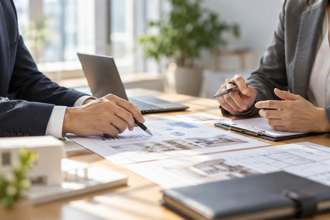 資料を見ながら制作内容を相談する手元(AI生成の制作イメージ)