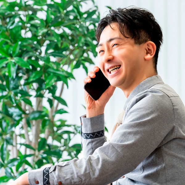 電話で