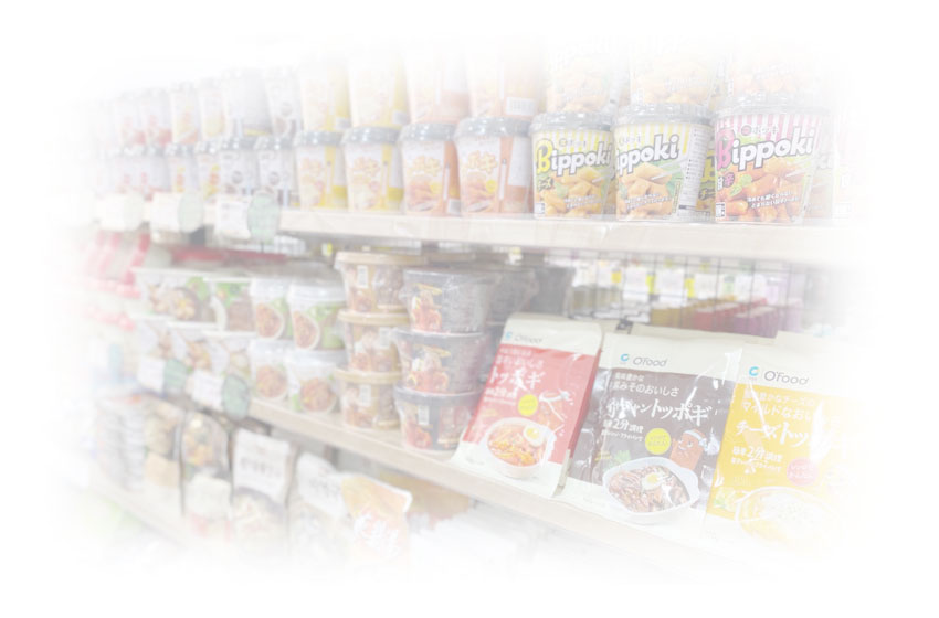 韓国食品が並ぶ店舗の商品棚